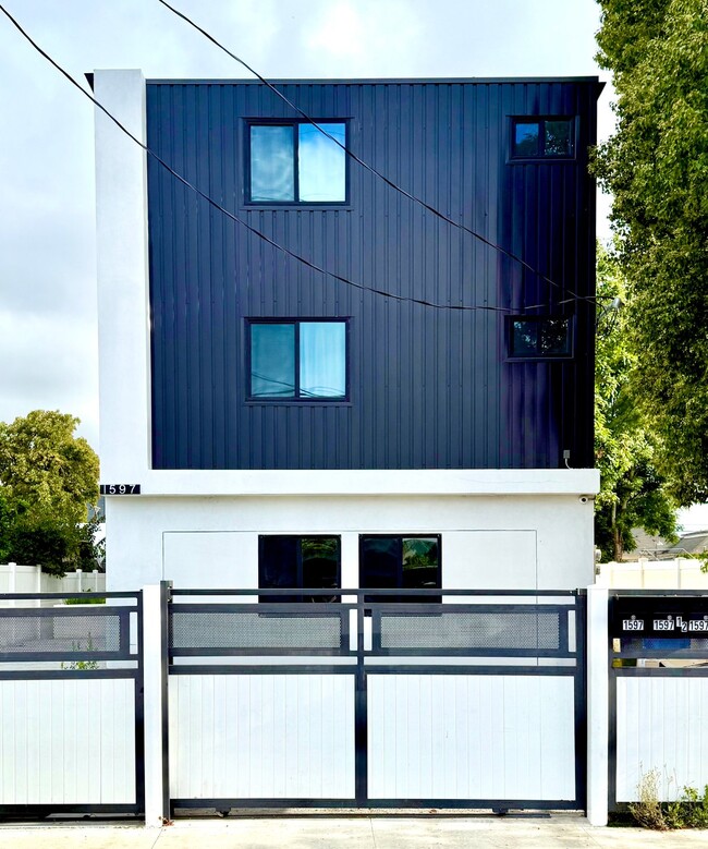 Photo - 1597 W 37th St Unidad 01