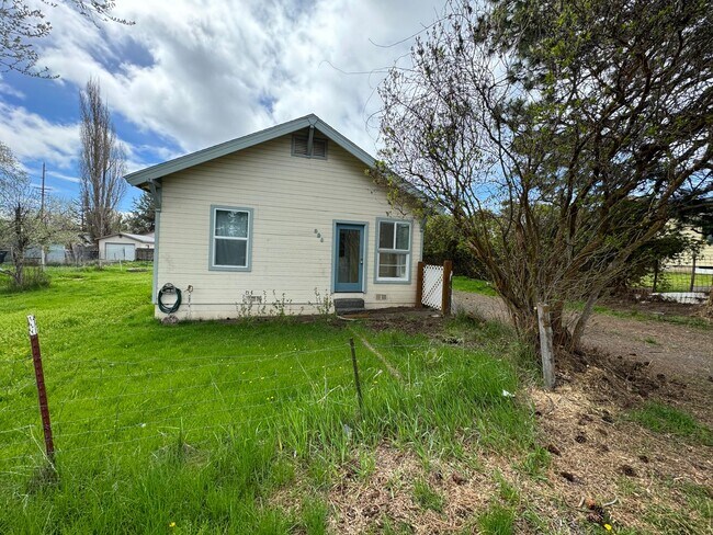 Photo - 3 bed 1 bath house with large yard/garden ...