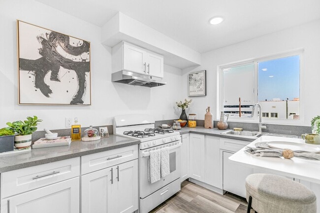 Building Photo - 2837 San Marino St Unit 1