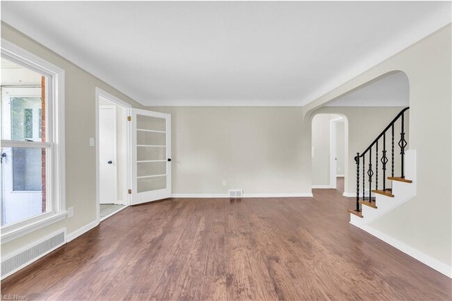 Photo - 416 E 255th St