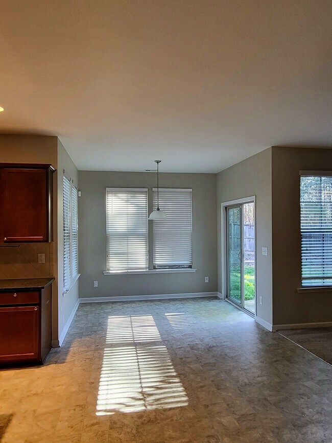 271 River Oak St