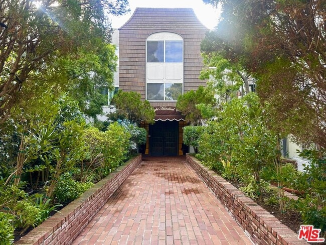 Building Photo - 5870 Green Valley Cir Unit 121