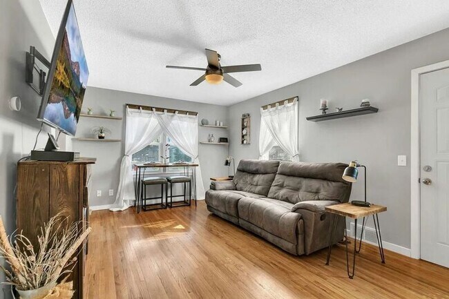 Photo - 401 7th Ave S