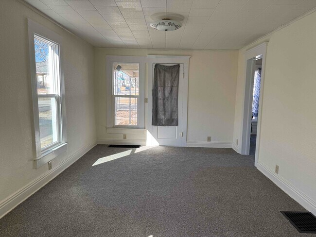Photo - 202 6th Ave E