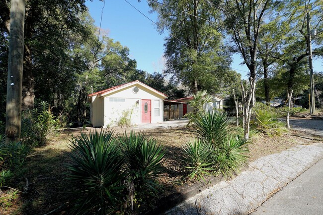 Cute 2 Bedroom Home in the Heart of Niceville - Cute 2 Bedroom Home in the Heart of Niceville