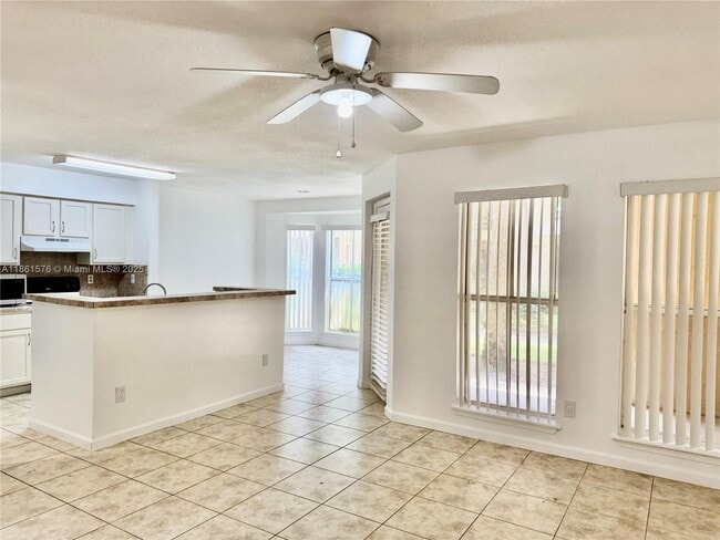 Building Photo - 977 Riverside Dr Unit 214 Rental
