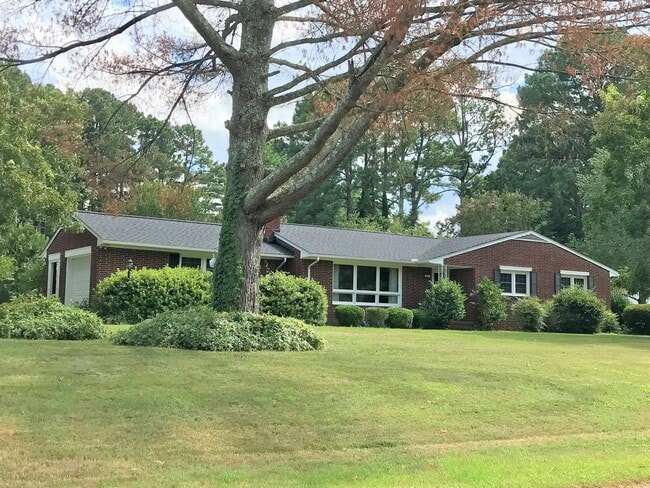 Building Photo - Everything you’ve been dreaming of is here...