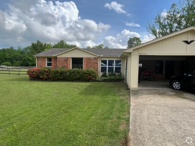 Building Photo - Renovated 4 Bedroom 2 Bath Home with 2 Car...
