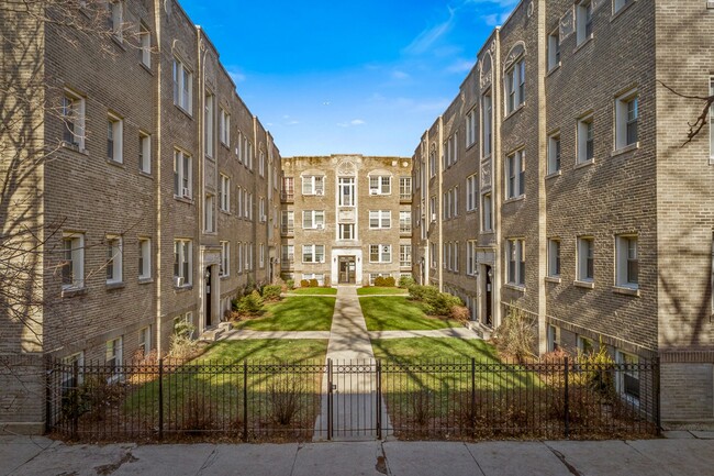 1932 W Winona St