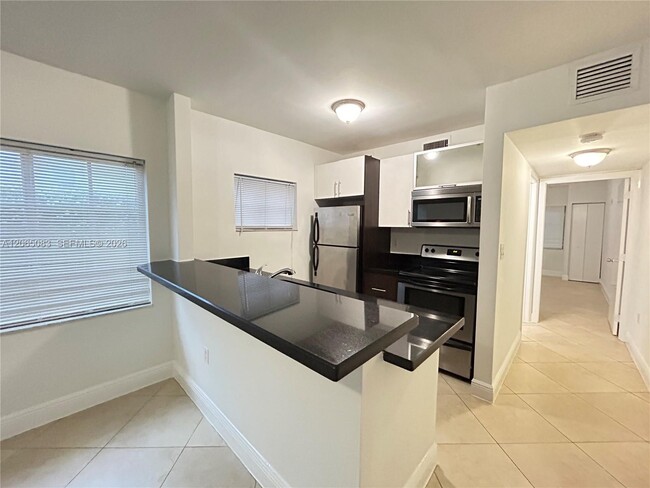 Building Photo - 1034 Lenox Ave. Unit 10