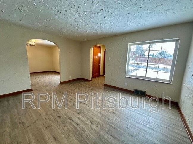 Photo - 533 Freeport Rd