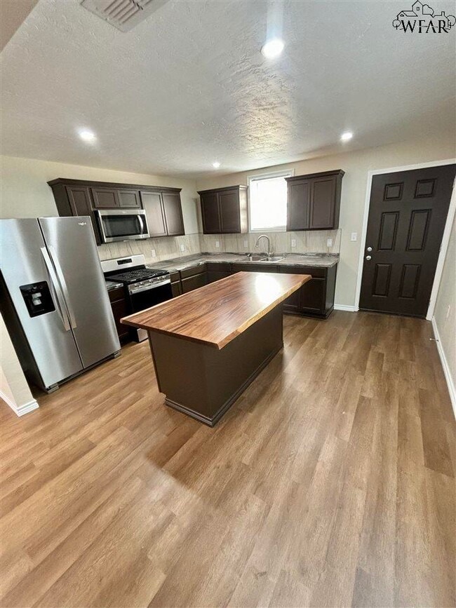 Photo - 1619 Hamlin Ave