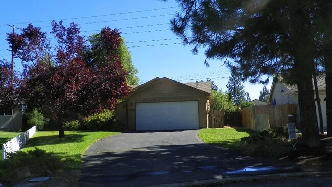 Building Photo - Eastside House, 3 Bdrm, 2 Bath, Gas Heat, ...