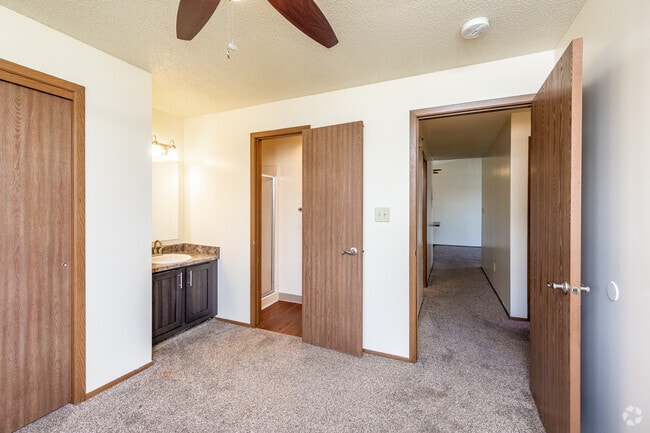 3BR, 2BA - 950 SF