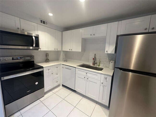 Building Photo - 401 Golden Isles Dr Unit 603