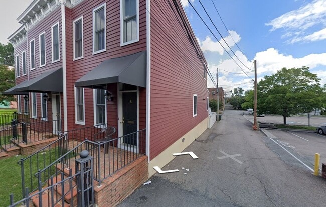 Building Photo - Beautiful 2bd 2.5 bath home!