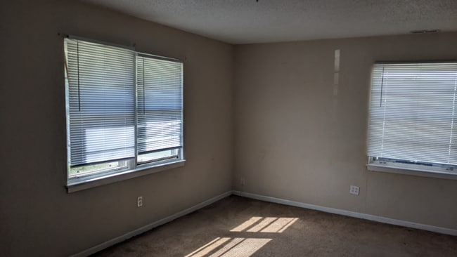 Photo - 4822 Woodend Ave