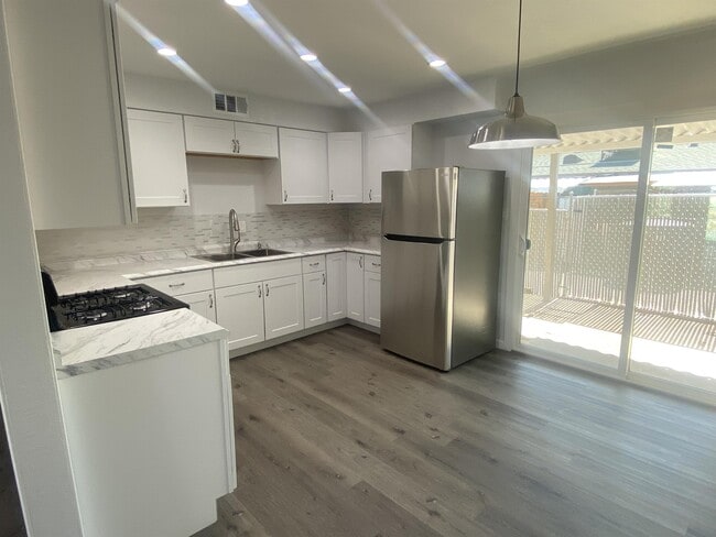 1302 N 48th Pl Unit 4