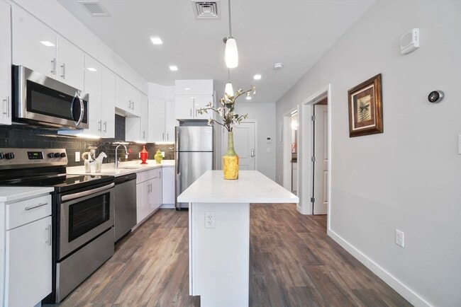 Building Photo - 11 Essex St Unit 3-01