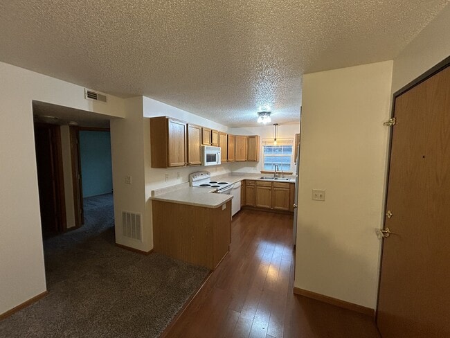 Kitchen/Entry - 80 Cherry Ct Unit Apt 4