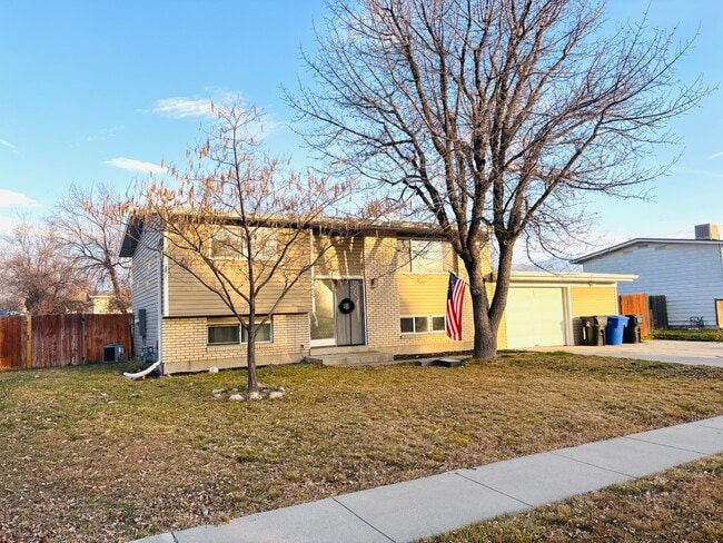 Photo - 4459 Butterfield St