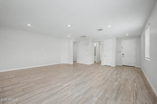 Photo - 327 W Tamarack Dr