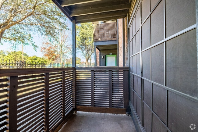 2BR, 2BA - 940SF - Patio
