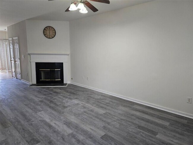 Photo - 1563 Cove Creek Cir