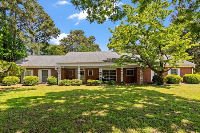 Beautiful brick home on a 1-acre lakefront... - Beautiful brick home on a 1-acre lakefront...