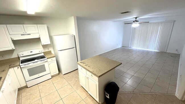 Photo - 219 E 12 ST