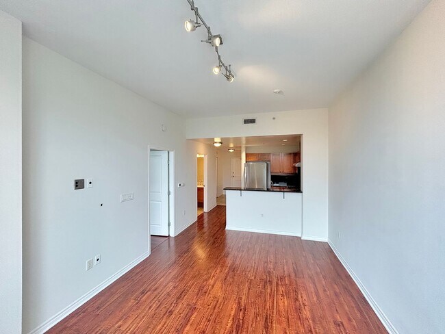 Photo - Beautiful 2BD/2BA W/ A/C, Reserved Parking, and Private Balcony in Bankers Hill! Unidad 304