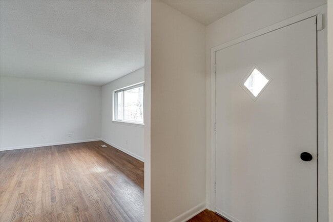 Photo - 3 bedroom, 1.5 Bathroom for rent!