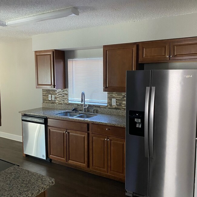 Photo - 774 Burlwood St