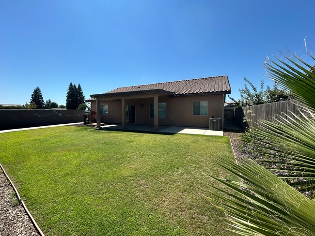 Building Photo - Don't miss out newer 4 bedroom 2 bath in K... Rental