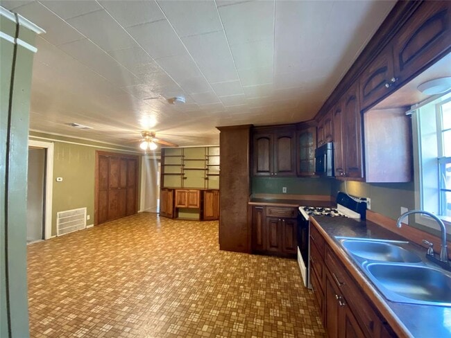 Photo - 611 Bolster St