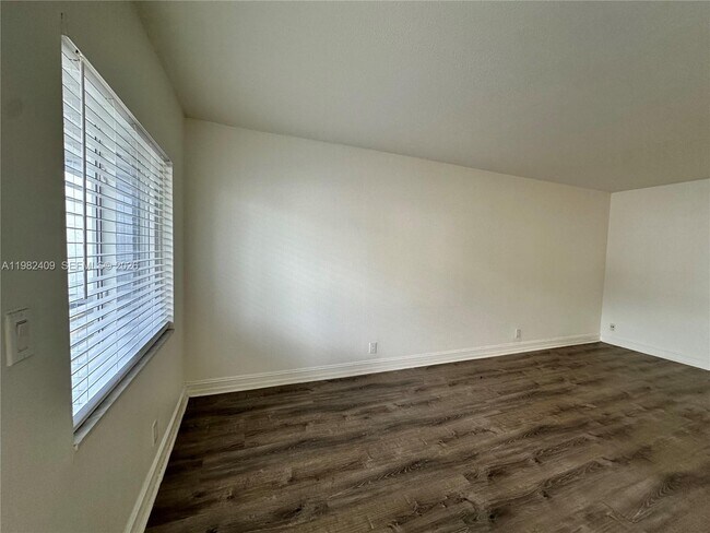 Photo - 1400 NE 56th St Unidad 109