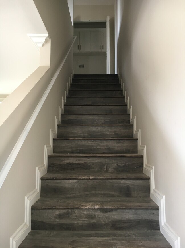 STAIRWAY TO SECOND FLOOR - 523 N Benton Way Unidad 523 N. BENTON WAY