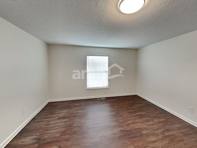 Photo - 1002 Daniel Ln