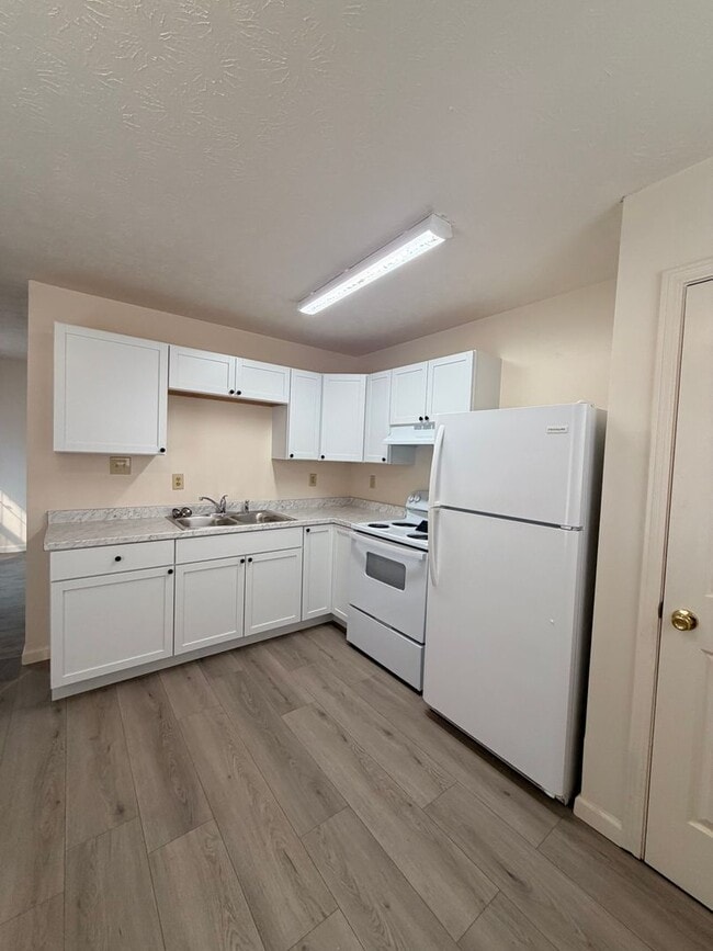 Building Photo - Spacious 2 Bed 1 Bath Duplex