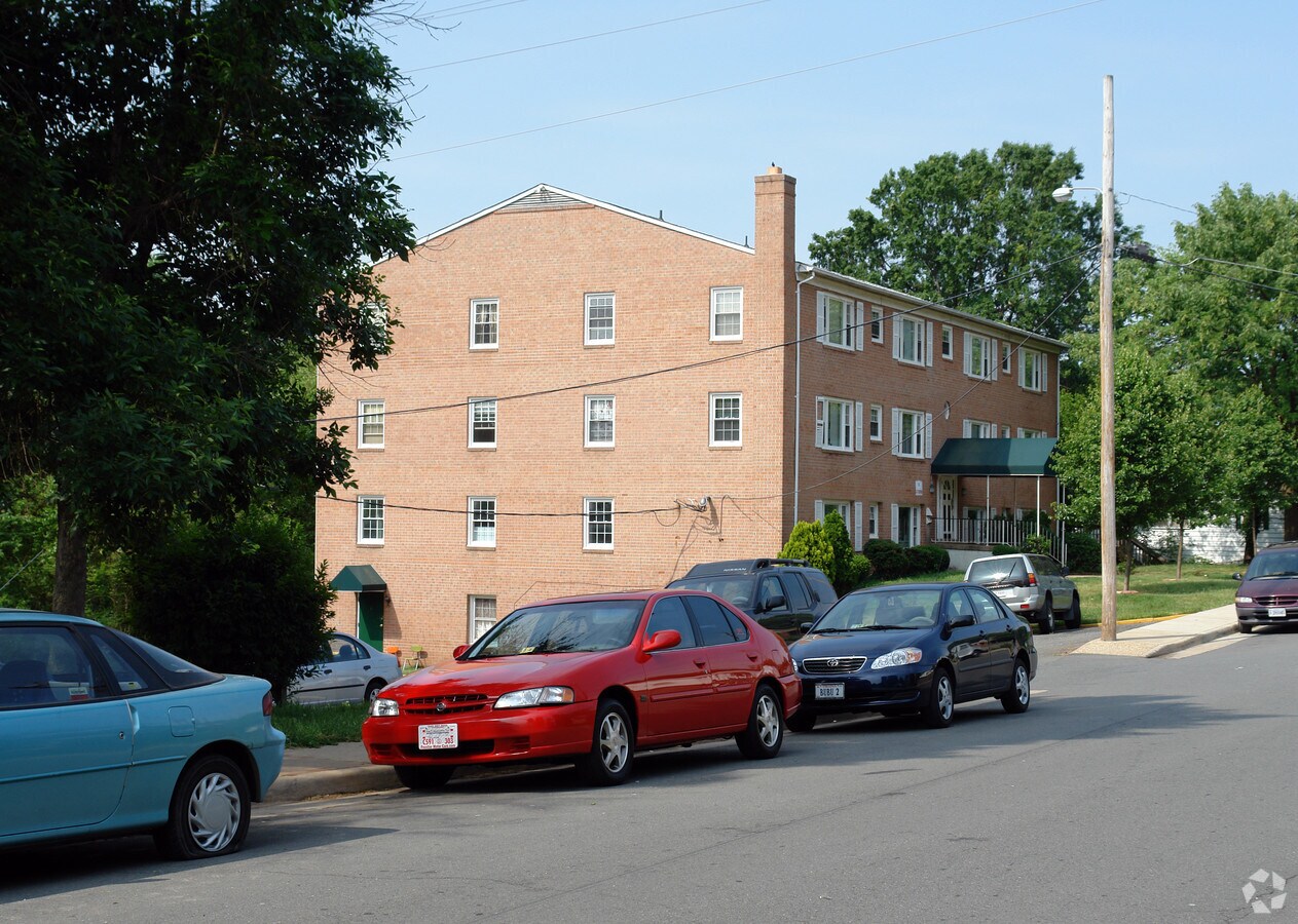 Photo - 9209 Douglas St