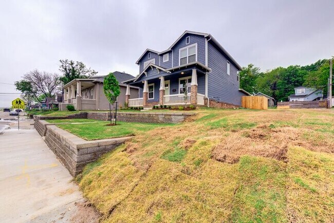 Photo - 4/2.5/2 Walking Distance to Downtown