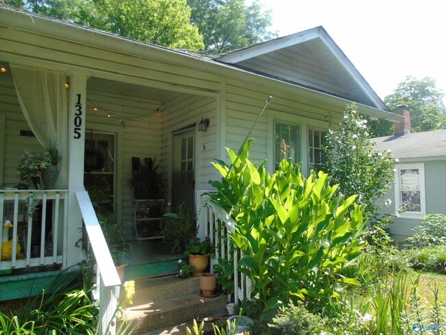 Building Photo - 1305B Wells Ave SE