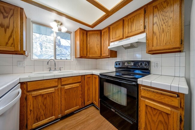 Photo - Spacious Sandy Rambler w 2 car attached