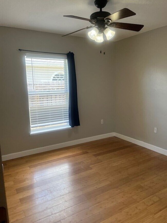 Photo - 3 Bedroom House with Large Back Yard