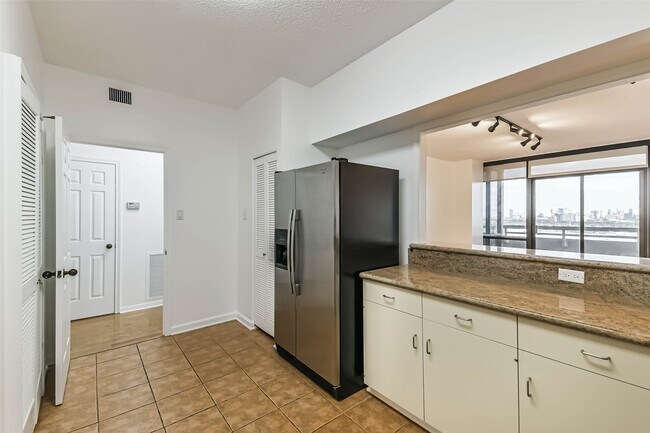 Building Photo - 14 Greenway Plz Unit 15N