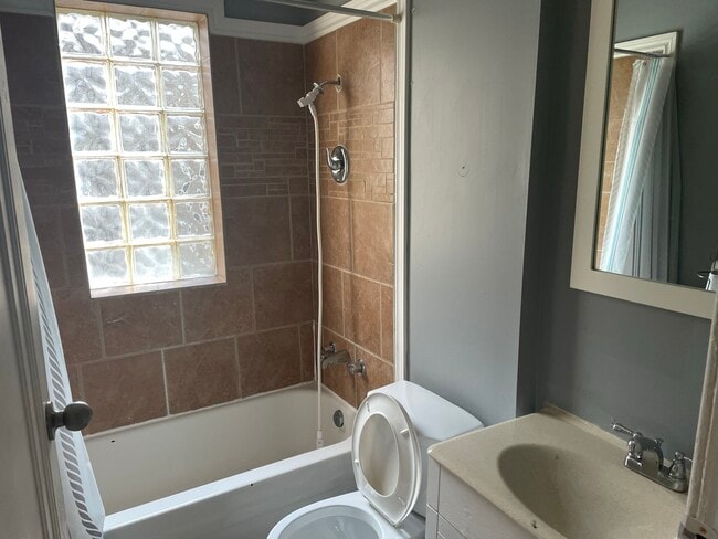 Building Photo - 863 Marentette Av Unit 5