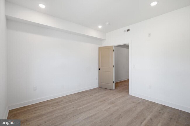 669 N 39th St Unit 2