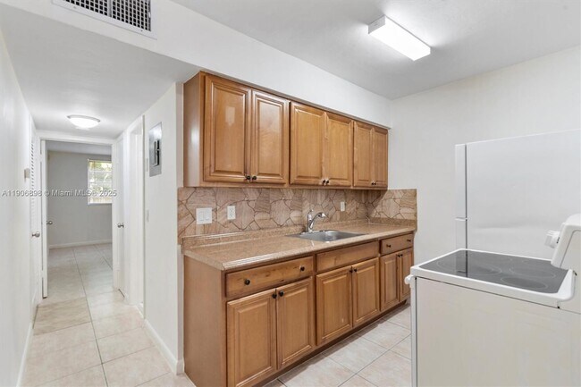 Building Photo - 1715 N 16th Ave Unit 106