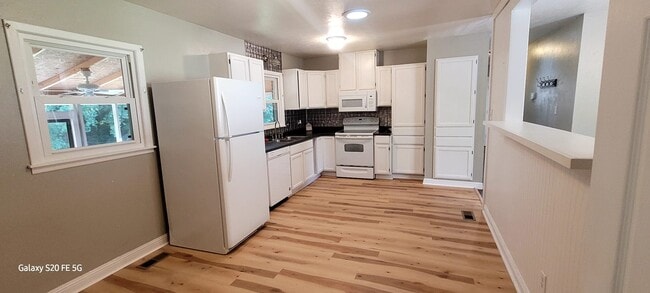 Kitchen - 6037 Elstree Pl