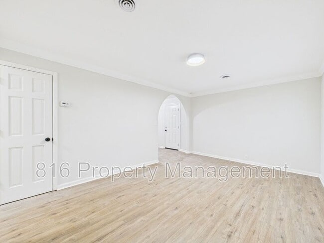 Photo - 11211 Corrington Ave